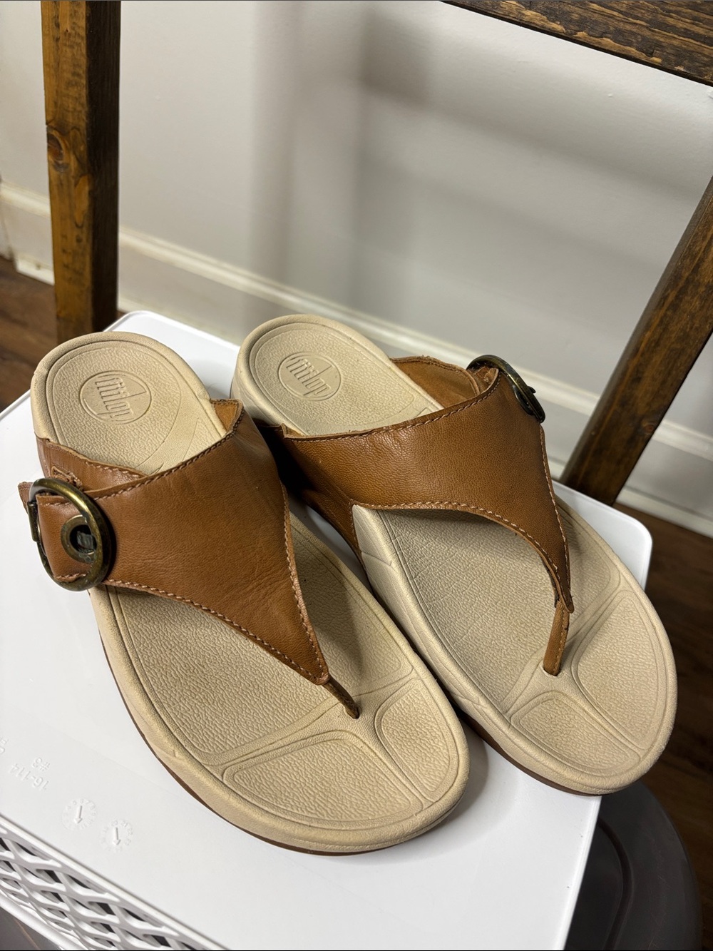 Fitflop Women's Tan Brown Leather Thong Sandals with Buckle Size 9
